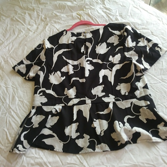 Black blouse with white flowers. - Picture 3 of 4